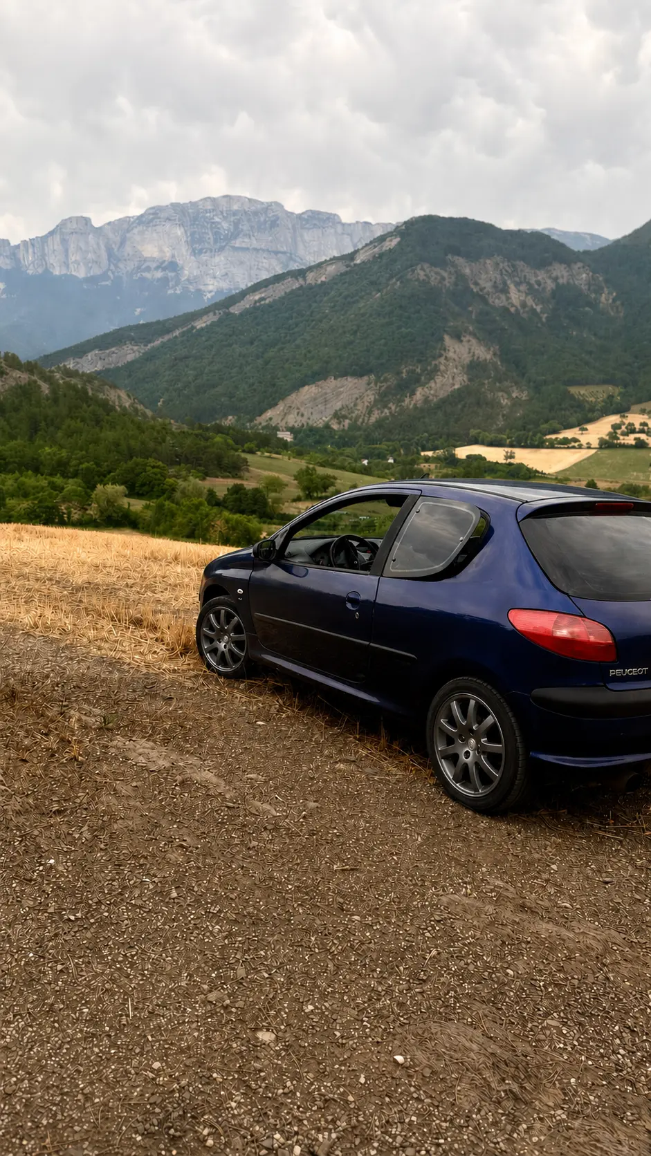 Peugeot bleue face aux montagnes