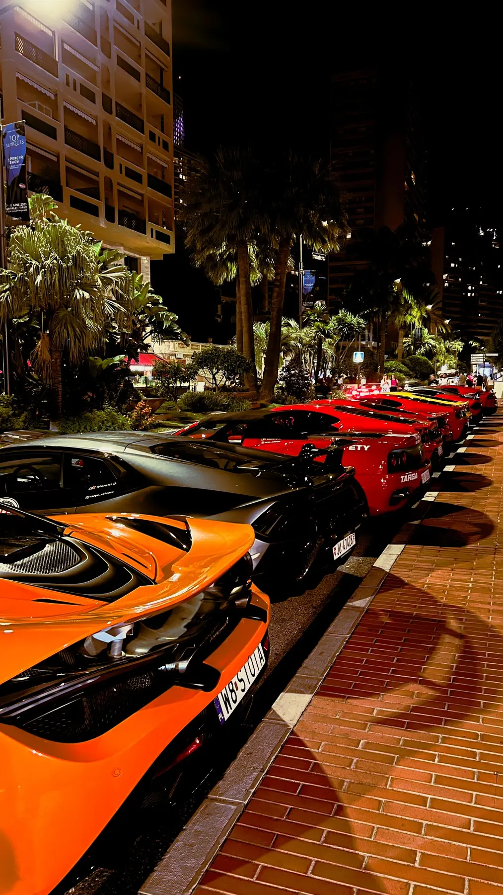 Alignement de supercars à Monaco de nuit