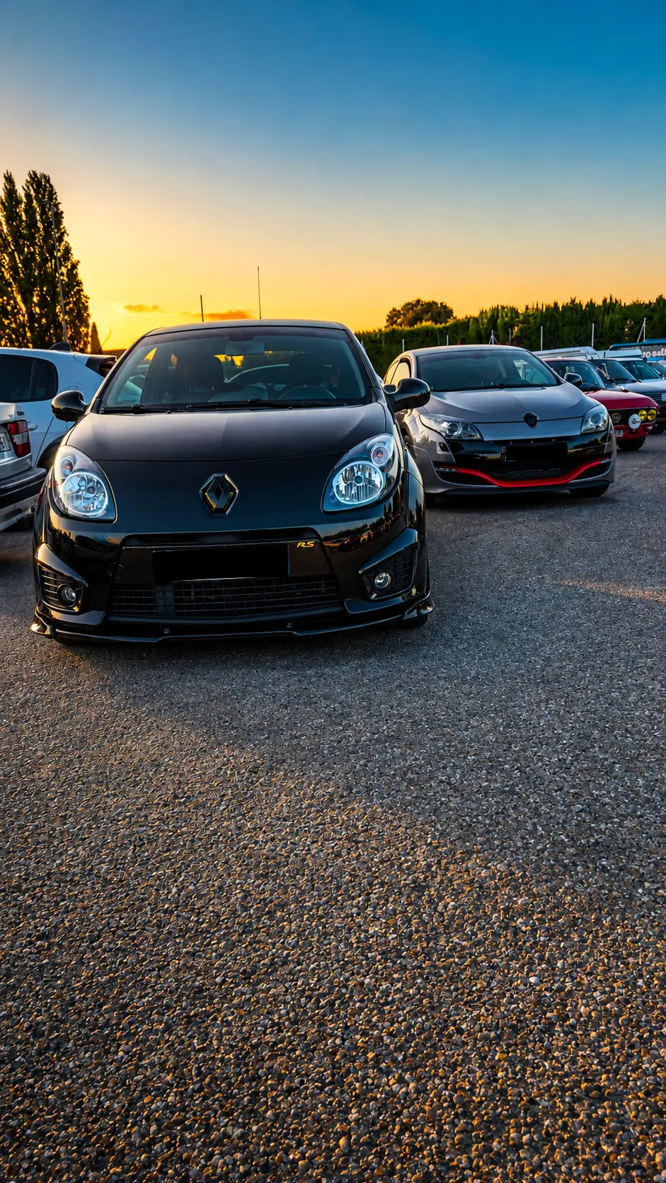 Duo de Renault Sport devant un coucher de soleil